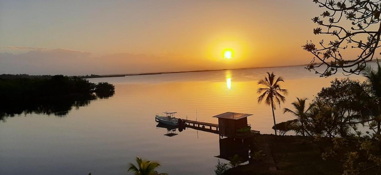 Dolphin Bay Hideaway Bed & Breakfast Bocas del Toro Exterior photo